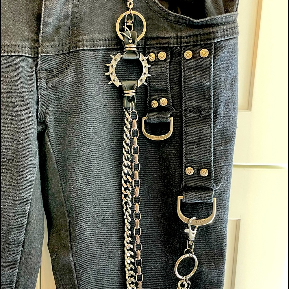 Black and Silver Chain Accessory
